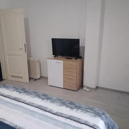 Spacious And Luxury 2 Bedroom Free Parking Apartment *